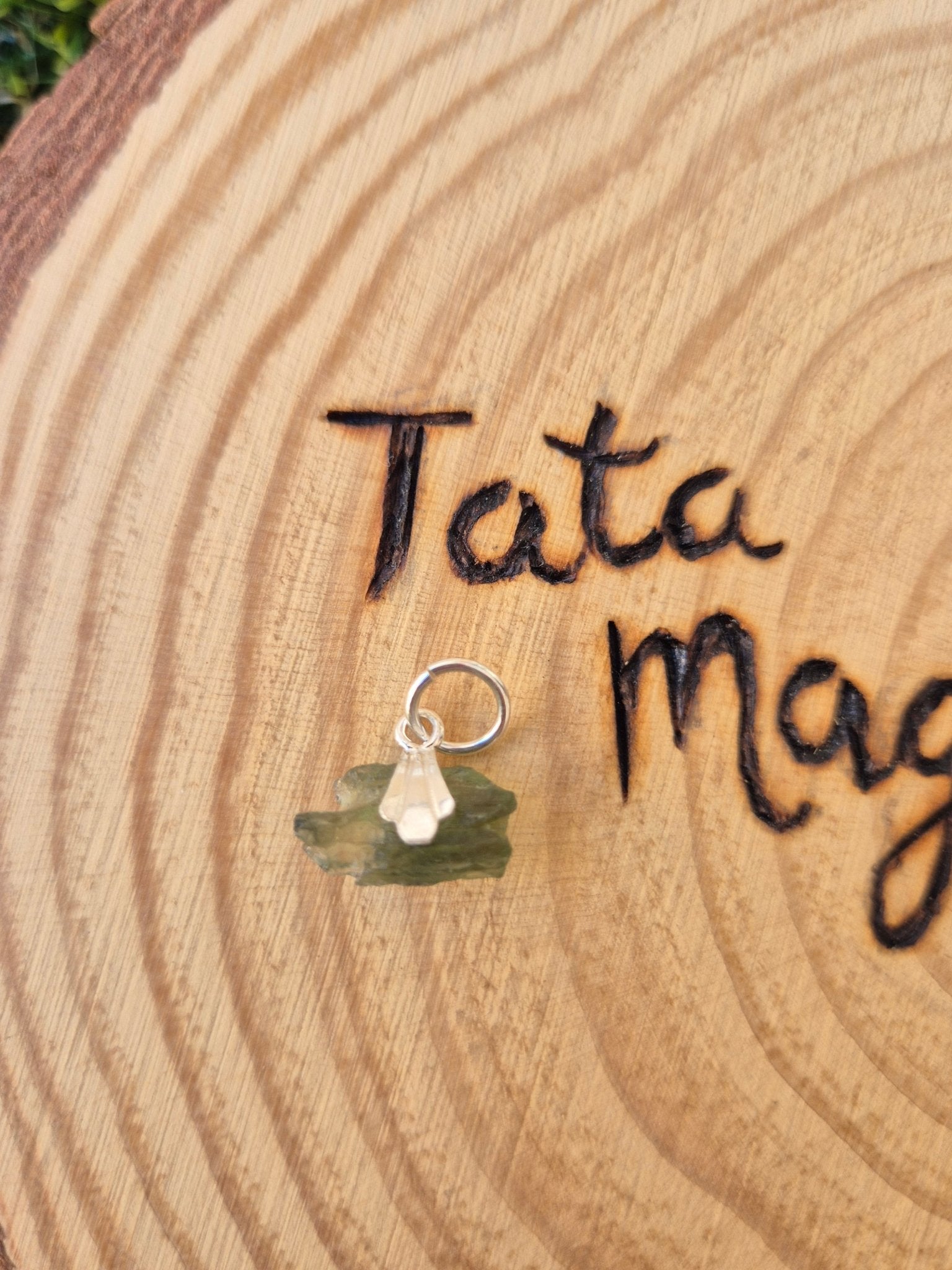 Moldavita - Piedra de Transformación y Conexión Cósmica con enganche de plata Tienda esotérica Málaga - La Tienda de Tata Magic: tienda Esotérica en Málaga